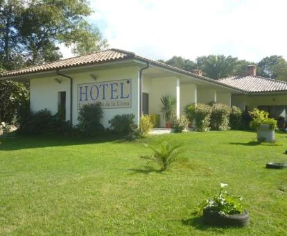 Edificio de este hermoso hotel con encanto con grandes jardines.