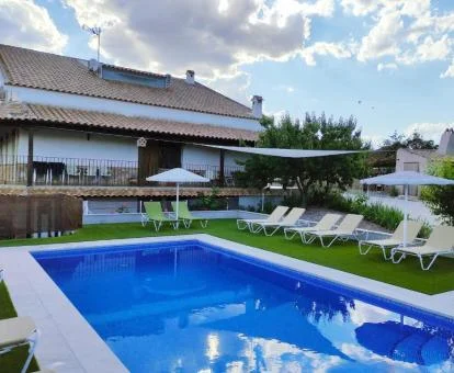 Edificio de este alojamiento rural con piscina y zonas exteriores.