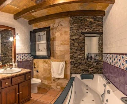 Bañera de hidromasaje privada de la Villa Superior del hotel.