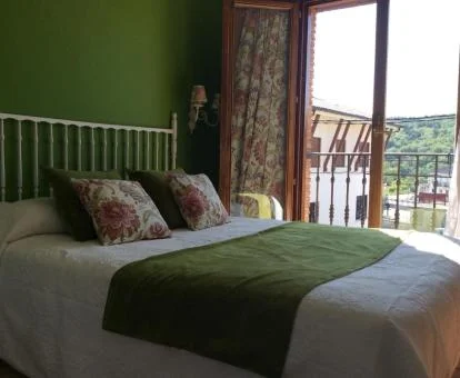 Una de las habitaciones con vistas al campo de este hotel rural.