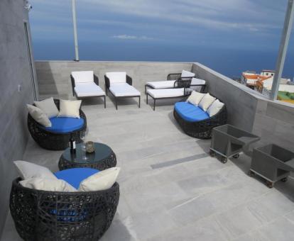 Agradable terraza solarium con vistas al mar de este hotel boutique.