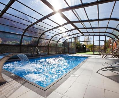 Agradable piscina exterior con chorros de hidroterapia de este hotel con encanto.