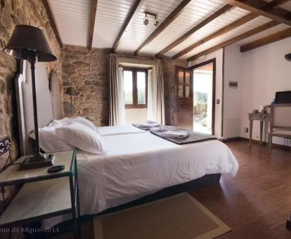 Una de las acogedoras habitaciones de estilo rústico de este hotel con encanto.