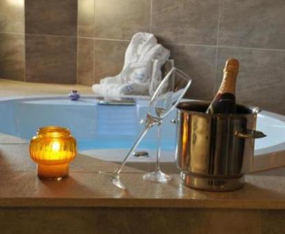 Bañera de hidromasaje redonda con decoración romántica de la Suite del hotel.