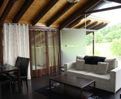 Sala de estar con vistas a la naturaleza de uno de los apartamentos del complejo.