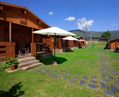 Complejo rural con bungalows de madera en la naturaleza.
