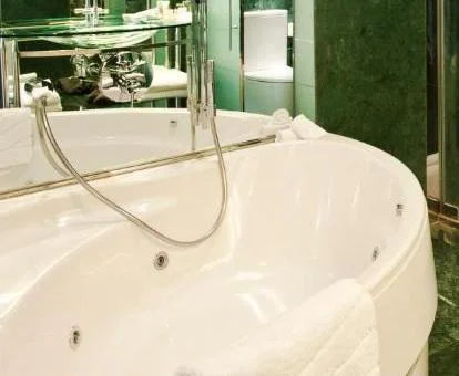 Bañera de hidromasaje privada de la Habitación Hilton Relaxation.