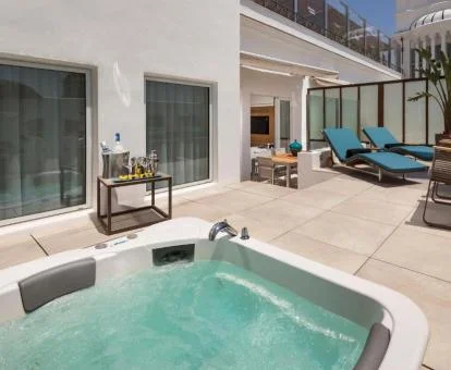 Fabuloso jacuzzi privado en la terraza de la Suite Pasión.