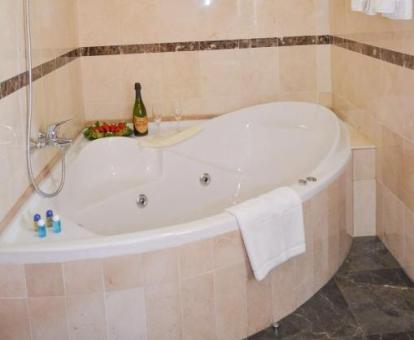 Baño de la Suite del hotel con bañera de hidromasaje privada.