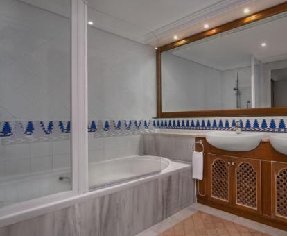 Baño con bañera de hidromasaje privada del Apartamento de 1 dormitorio con balcón.
