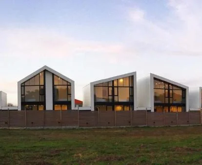 Establecimiento de preciosas villas rodeado de un agradable entorno natural.