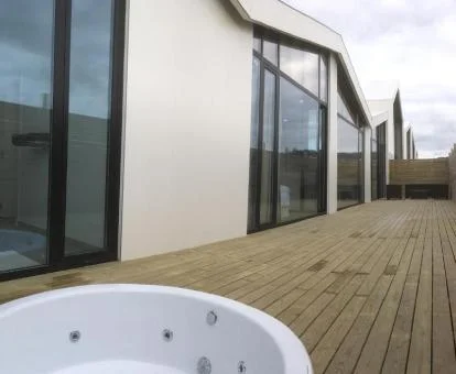 Bañera de hidromasaje privada exterior de una de las villas del alojamiento.