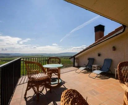 Terraza con mobiliario y fabulosas vistas de este hotel rural.