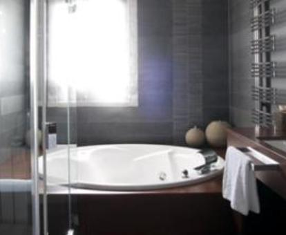 Bañera de hidromasaje redonda en el baño de la Suite del hotel.