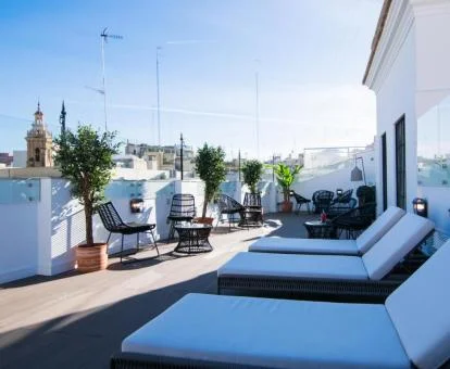 Terraza solarium con vistas a la ciudad de este hotel con encanto.