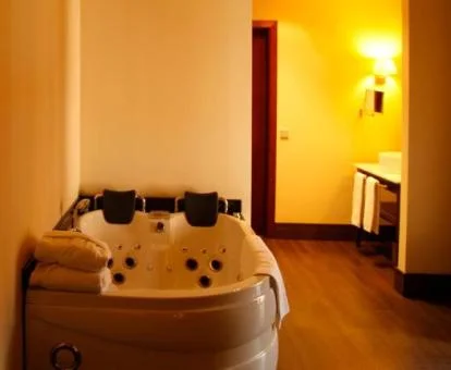 Bañera de hidromasaje privada de la Suite del hotel.