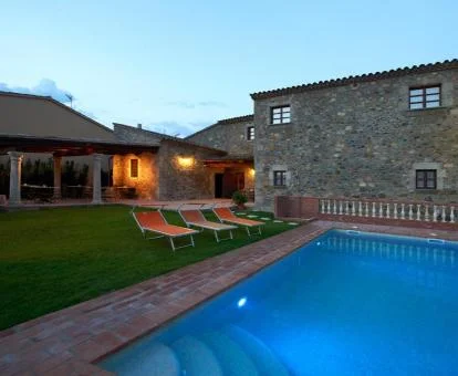 Edificio de este hotel con encanto con amplios jardines y piscina exterior.