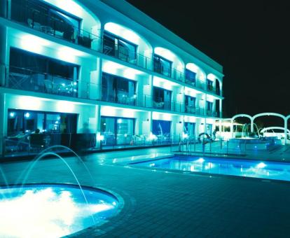 Edificio con piscinas al aire libre de este precioso hotel con encanto.