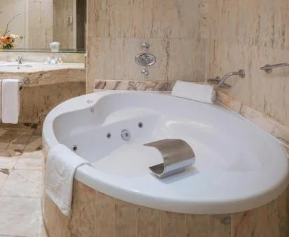 Bañera de hidromasaje redonda de la suite del hotel.