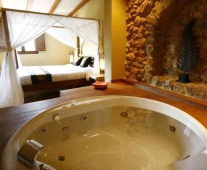 Bañera de hidromasaje circular de la Suite Junior del hotel.
