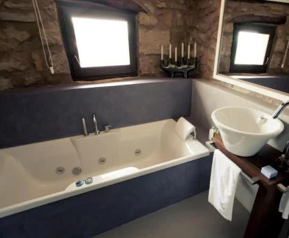 Baño con bañera de hidromasaje privada de la Habitación Doble Superior.