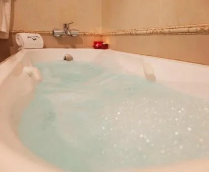 Bañera de hidromasaje privada de la Habitación Doble Deluxe.