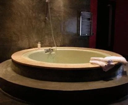 Fabulosa bañera de hidromasaje redonda de la Suite del hotel.