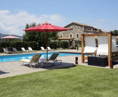Hotel rural con piscina y amplias zonas exteriores.