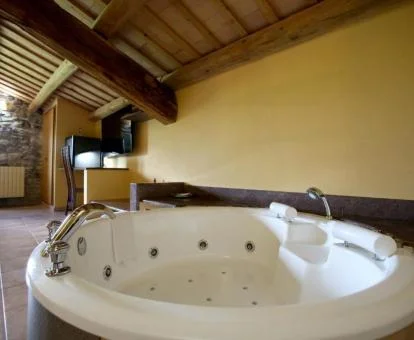 Jacuzzi privado redondo de la suite con jacuzzi número 10.