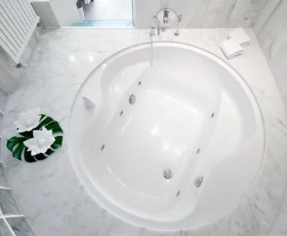 Jacuzzi circular de la suite del hotel.