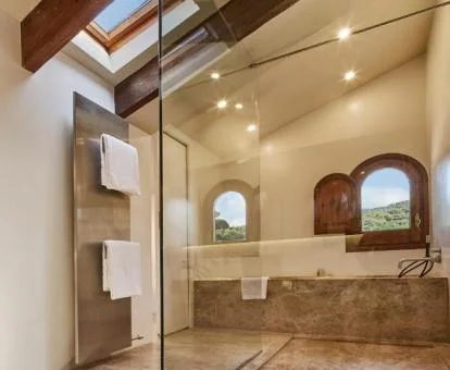 Baño con bañera de hidromasaje privada y vistas de una de las suites del hotel.