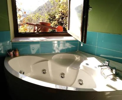 Jacuzzi privado de la Suite del hotel.