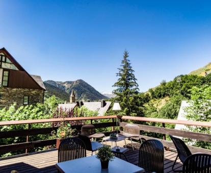 Terraza amueblada con hermosas vistas a la naturaleza de este hotel con encanto.