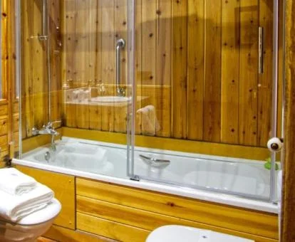 Baño con bañera de hidromasaje de la Suite Doble Deluxe del hotel.