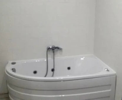 Bañera de hidromasaje privada de la Habitación Doble Deluxe.
