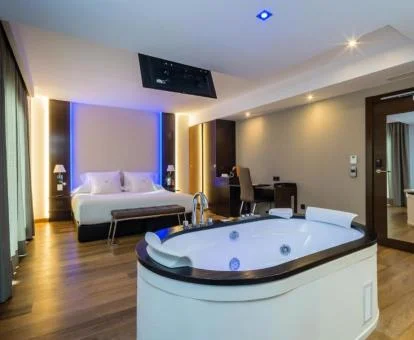 Preciosa Habitación Doble Superior con bañera de hidromasaje cerca de la cama y terraza.