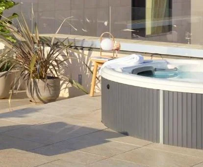 Jacuzzi privado en la terraza del estudio suite de este hotel.