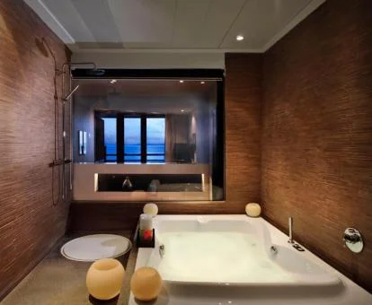 Bañera de hidromasaje privada de la Suite Grand del hotel.