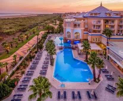 Fabuloso hotel con encanto con amplia piscina y vistas al mar.