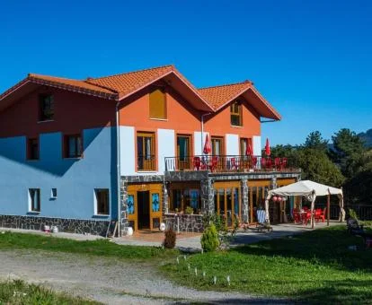 Edificio con amplias zonas exteriores de este hotel rural.