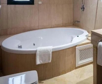 Baño con jacuzzi privado de la Habitación Doble Superior.
