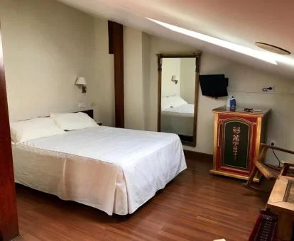 Una de las habitaciones dobles de este acogedor hotel.