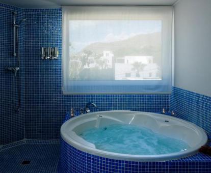 Bañera de hidromasaje privada de la Habitación Doble con vistas al mar del hotel.