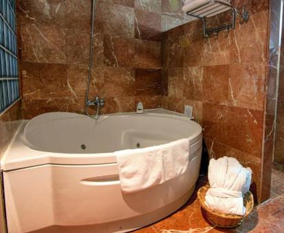 Preciosa bañera de hidromasaje privada de una de las habitaciones del hotel.