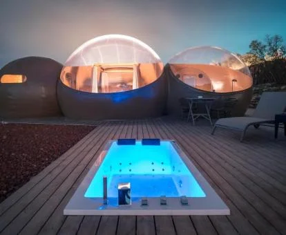 Fabulosa habitación burbuja y zona exterior con jacuzzi privado de este establecimiento.