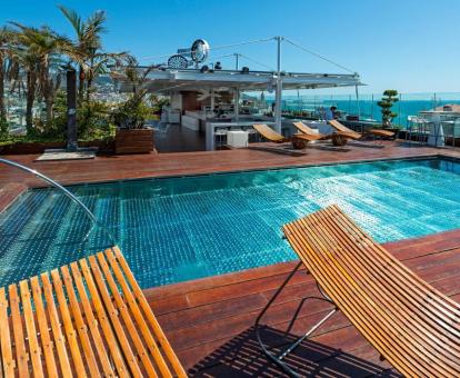 Terraza solarium con piscina y fabulosas vistas de este hotel con encanto.