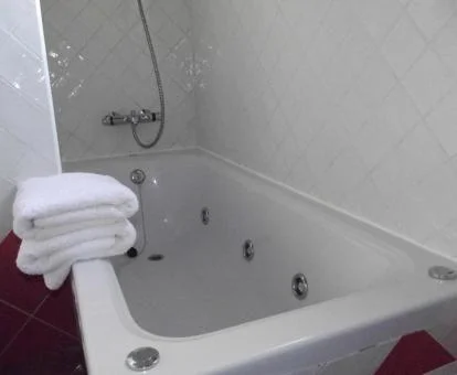 Bañera de hidromasaje privada de la Casa con 1 dormitorio del establecimiento.