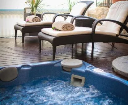 Jacuzzi privado exterior con vistas al mar de la Suite con terraza.