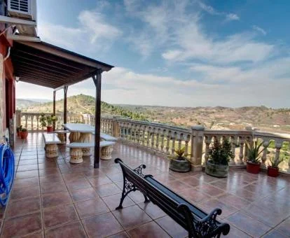 Agradable terraza amueblada con vistas a la naturaleza de este hotel con encanto.