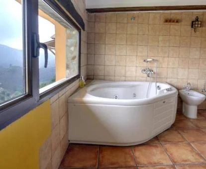 Baño con preciosas vistas y jacuzzi privado de la Habitación Doble Superior.